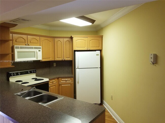 Building Photo - 9735 Fontainebleau Blvd