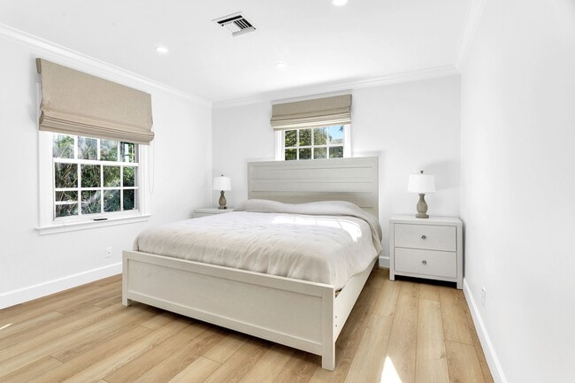 Building Photo - 211 Miraflores Dr