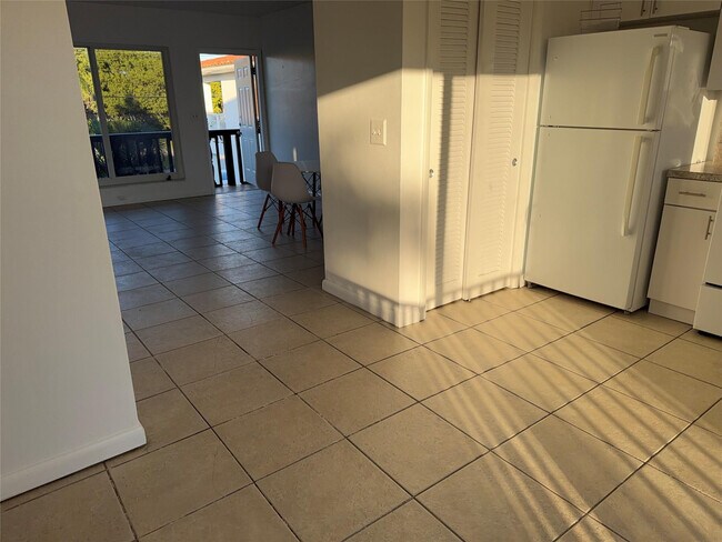 Building Photo - 600 S Luna Ct