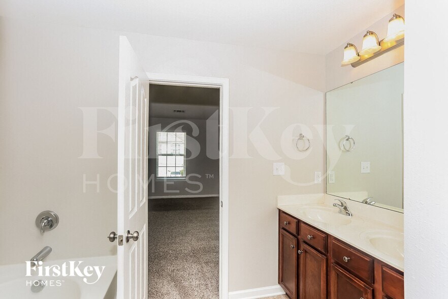 Building Photo - 2885 Village Center Dr