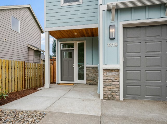 Building Photo - 1319 Oppek St NE