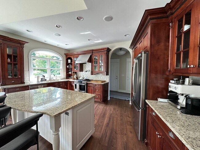 Building Photo - Five Bedroom Home on Almost Two Acres!