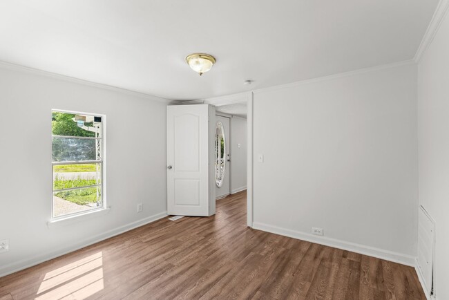 Building Photo - Stunning & Newly Renovated 3 Bedroom 2 Bat...
