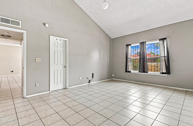Building Photo - 4645 Loma De Plata Dr