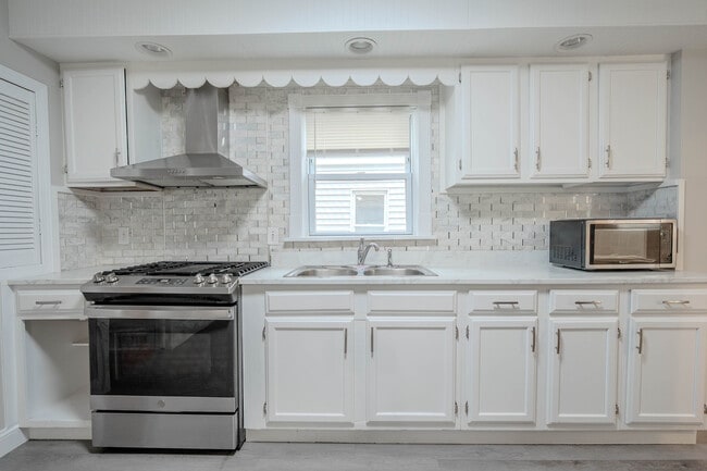 Building Photo - 11 Burritt Ave