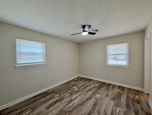 Building Photo - 2712 NW Hilltop Dr