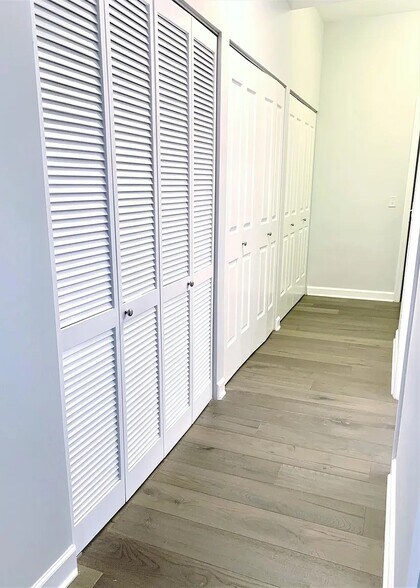 Hallway with closets - 1400 S Michigan Ave