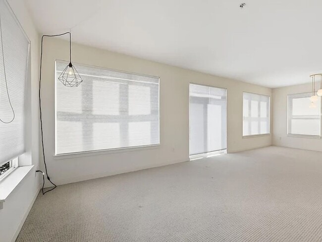 Building Photo - Modern Top-Floor Condo with Stunning Seattle Views
