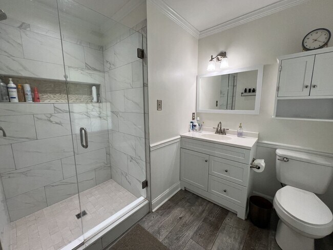 Building Photo - Beautifully Remodeled Colonial in James La...