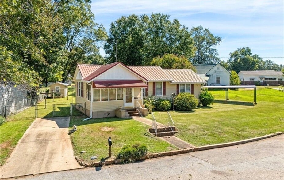 Building Photo - 107 Maple St