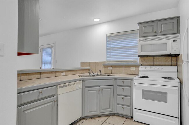 Building Photo - 1022 W Coffin St