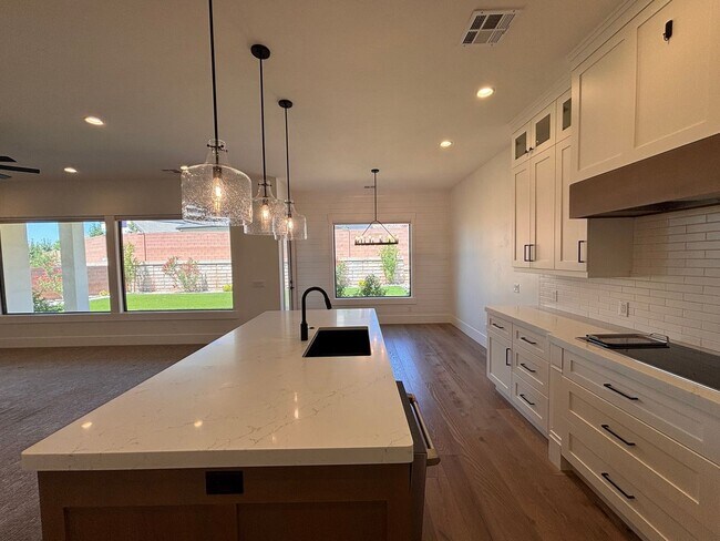 Building Photo - Beautiful 5 bed | 4 Bath | 3 Car Garage