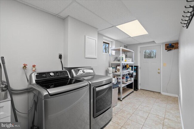 Building Photo - 7845 Brompton St