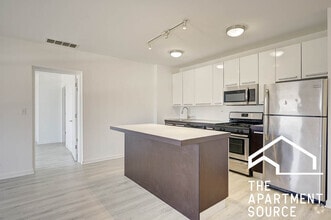 Building Photo - 1544 W Glenlake Ave