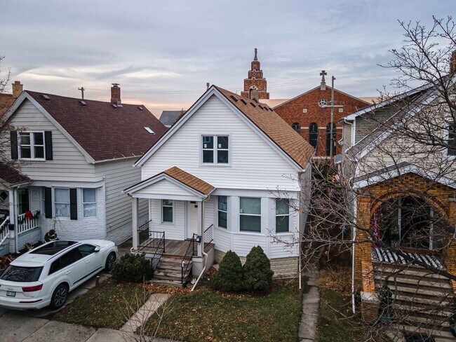 Building Photo - $1300 - Spacious Hamtramck home