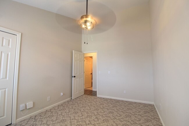 Building Photo - Top floor completely remodeled condo with open concept, vaulted ceilings and an electric fireplace!