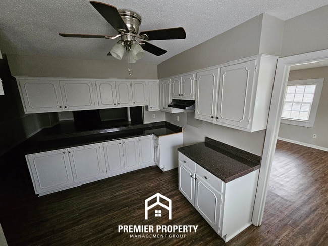 Building Photo - Large 4 Bedroom Home for Rent in Memphis | Hardwood Floors, Fireplace & Fenced Yard