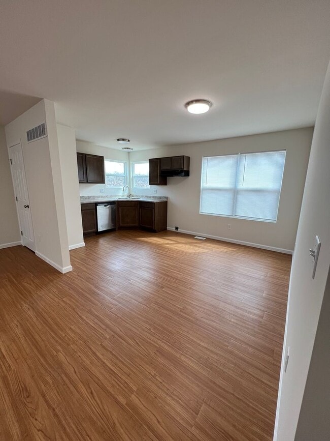 Building Photo - BRAND-NEW 4-beds/2-baths house near I-44