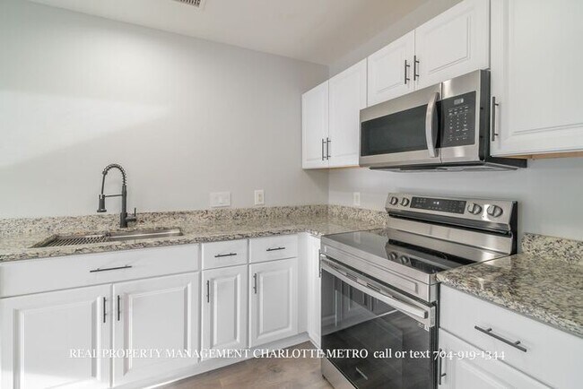 Building Photo - 3BR Townhome - Lake Living in Vineyard Point with Boat Slip Access Near Lake Norman