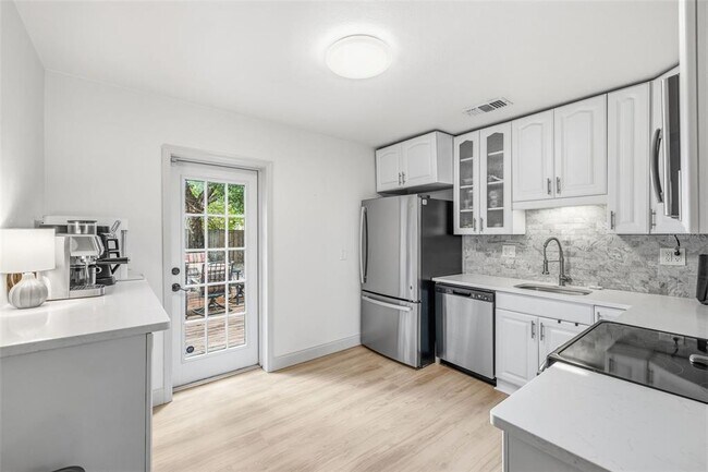 Building Photo - 3913 W Wallace Ave