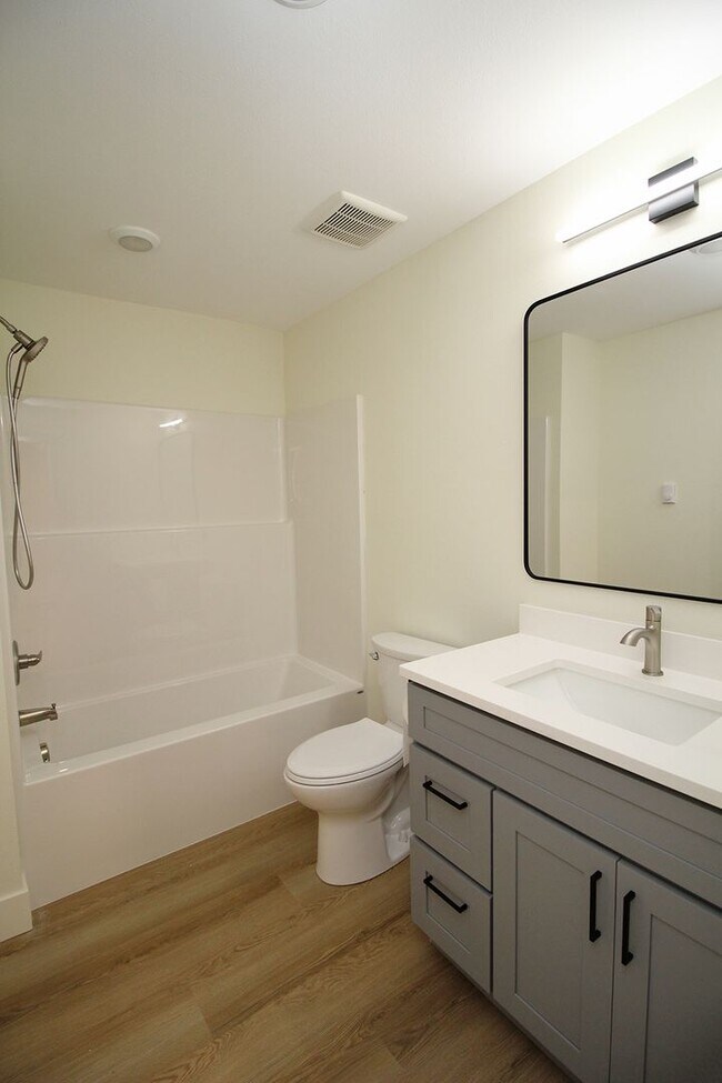 Building Photo - 4660-4660 SW Fairvale Ct