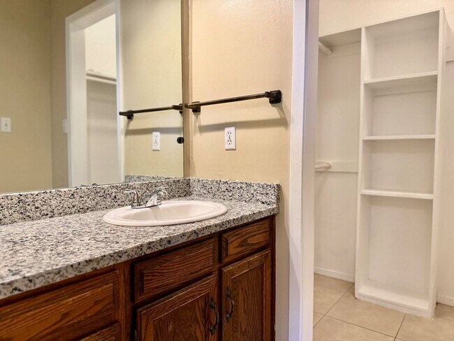 Building Photo - 3 Bedroom, 2 Bath Rental