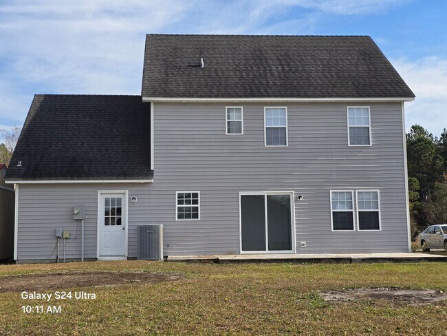 Building Photo - 3 Bedroom, 2 bath house with a bonus room and one car garage.
