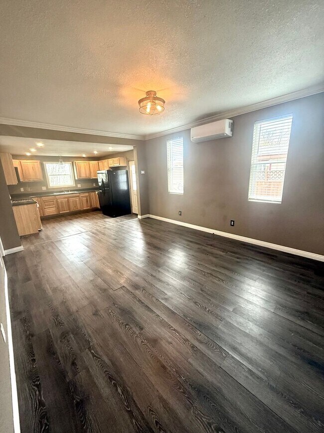 Building Photo - 2 Bedroom House