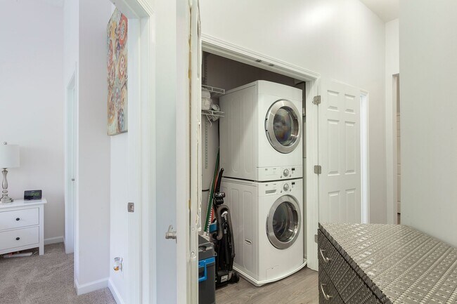 Building Photo - Gorgeous 3/2 Top Floor Condo w/ Private Vi...