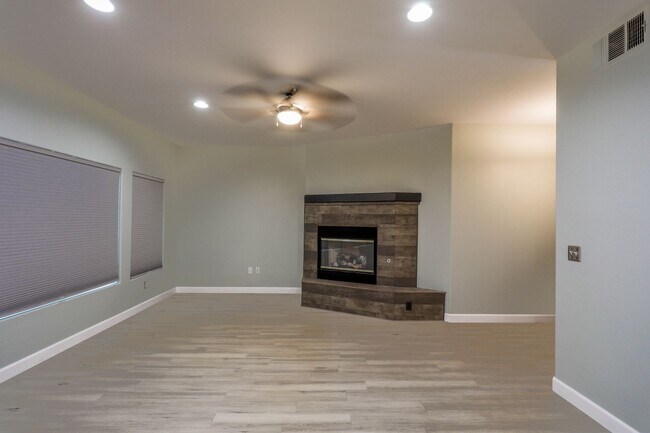 Building Photo - Beautiful 2 Bedroom With 2 Car Garage Summ...