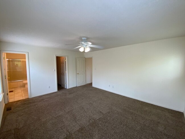 Building Photo - 3 Bedroom Home Available In Gated Communit...