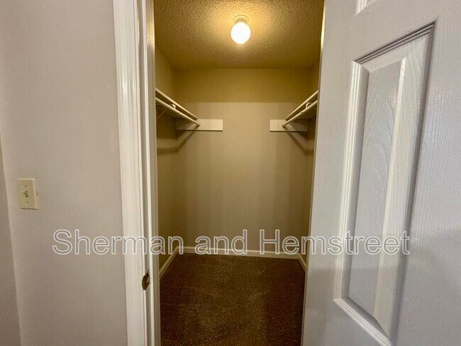 Building Photo - 406 Commons Dr