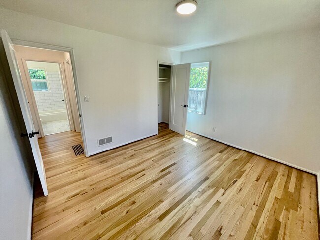 Building Photo - Modern and Bright 3Bd/1B Home | Washer & D...