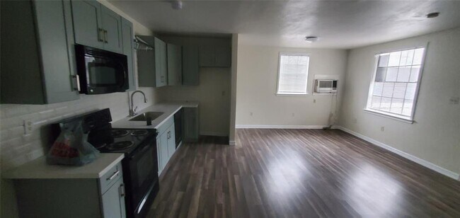 Building Photo - 215 Linwood St