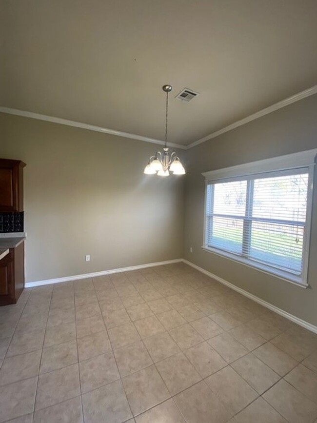 Building Photo - 3-bed + Office 2-bath Over 1800 sq ft! VER...