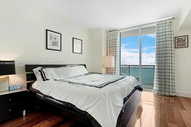 Building Photo - 950 Brickell Bay Dr