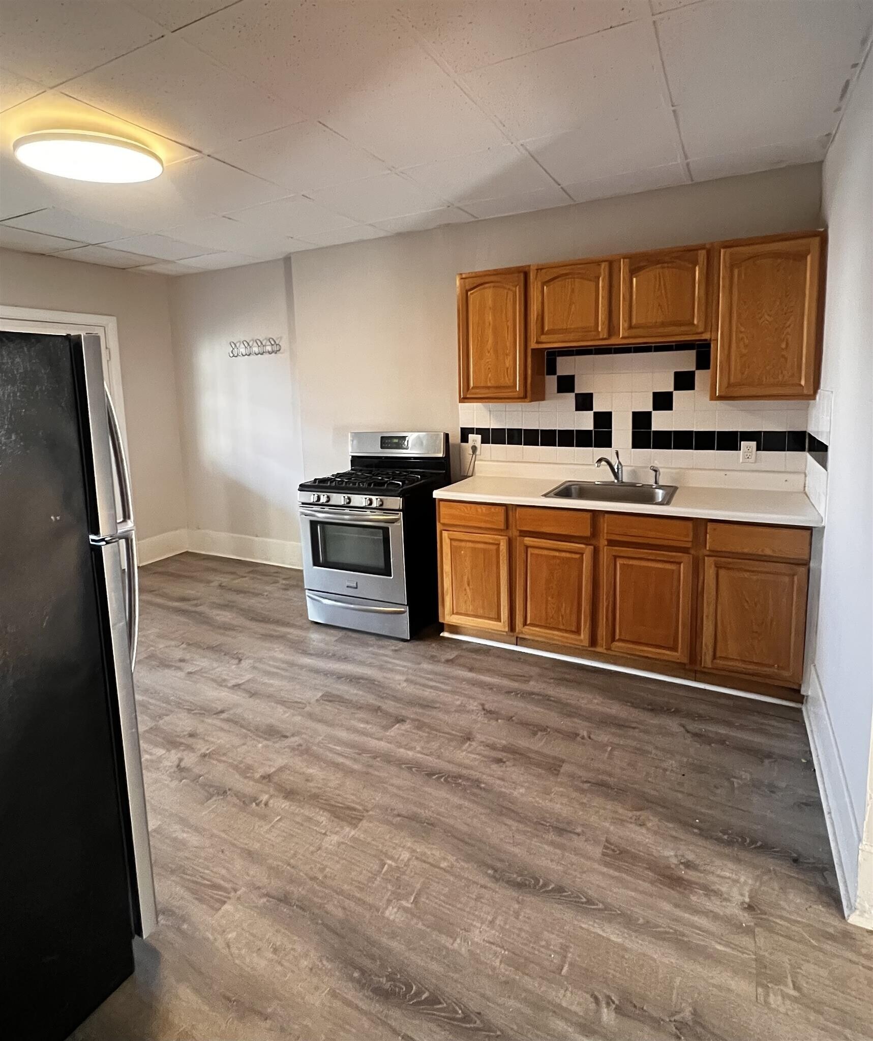 Building Photo - 9 School St