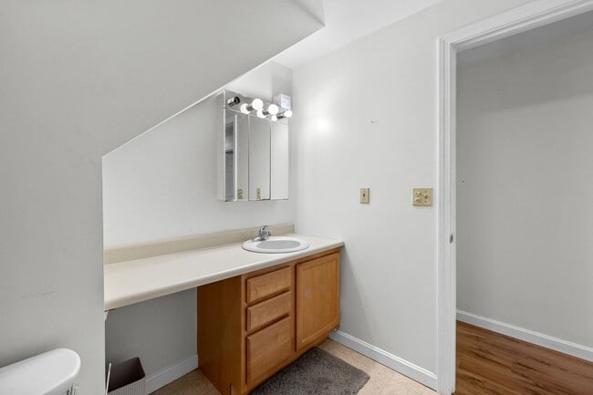 Building Photo - 31 Moulton Ave