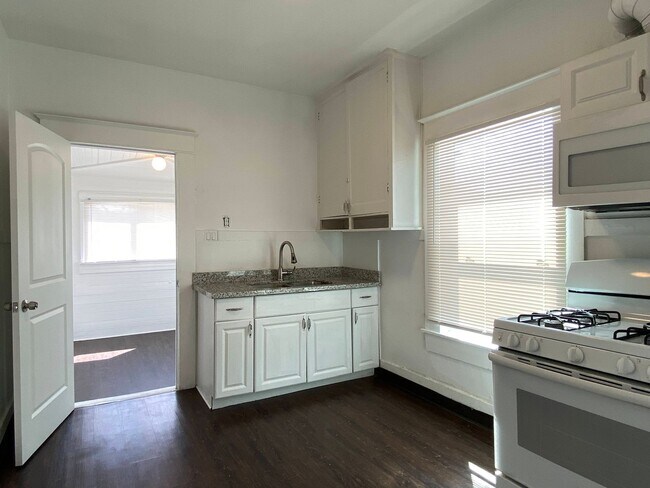 Building Photo - Two Bed, One Bath Apartment Located Downtown