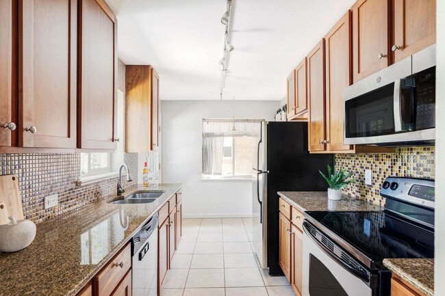 Building Photo - Spectacular 3-Bedroom, 2-Bathroom Home – M...