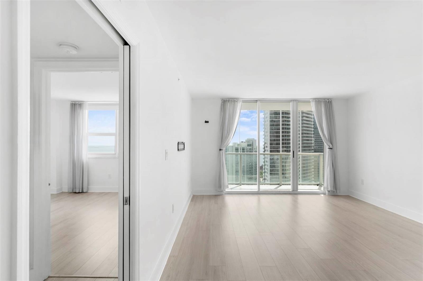 Building Photo - 1155 Brickell Bay Dr