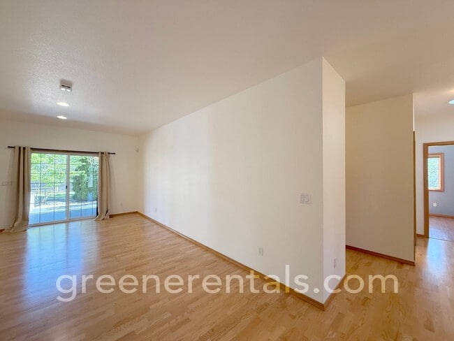 Building Photo - Spacious & Bright 3BD/3BA Home for Rent in...