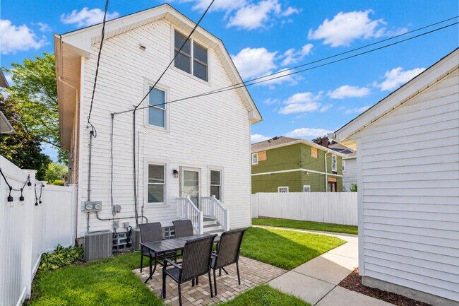 Building Photo - 3909 N Farwell Ave