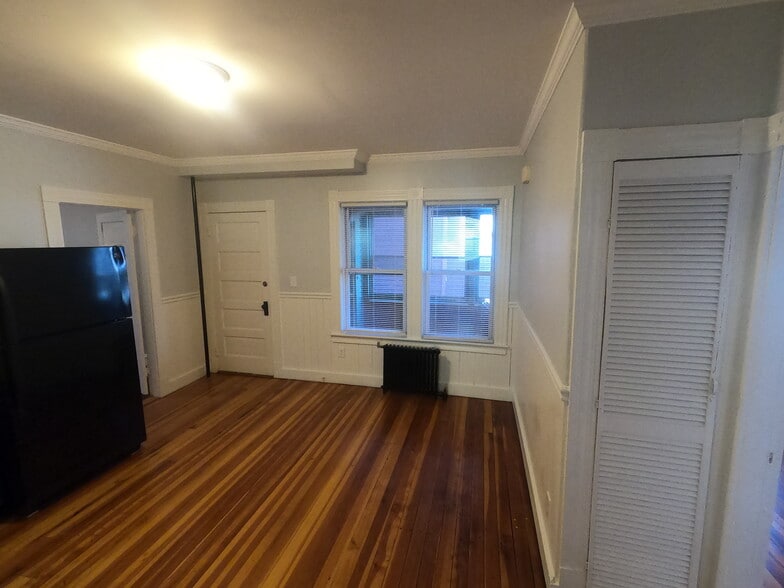 Eat-in Kitchen - 9 Mt Vernon St