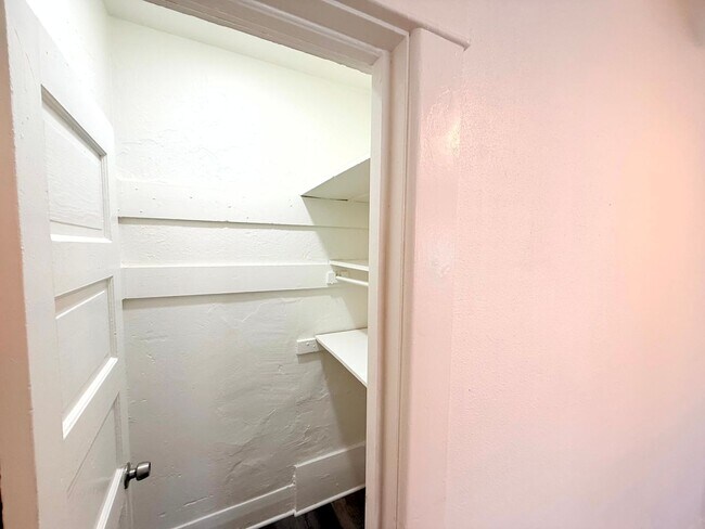 Building Photo - 1908-1910.5-19105 Daly St