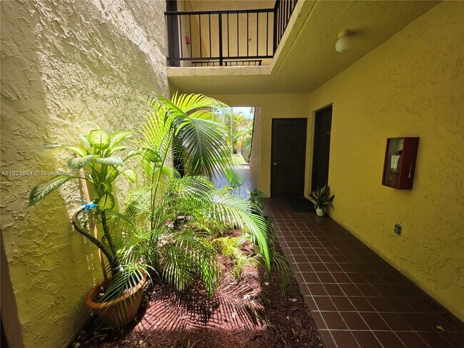 Building Photo - 13716 SW 90th Ave