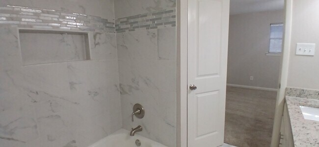 Building Photo - Beautiful 7 beds 3 baths in Ryanwood!