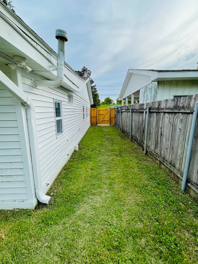 Building Photo - 9305 River Ln