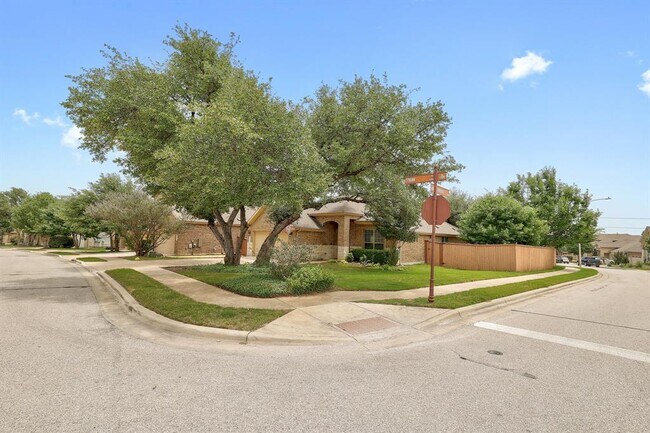 Building Photo - 14201 Tyburn Trail
