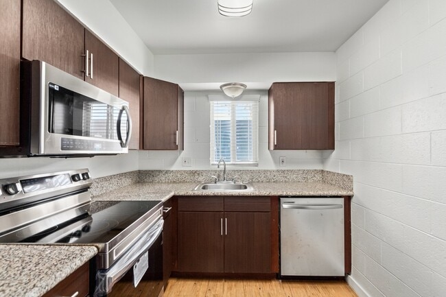 Building Photo - 109 E Broadway Rd